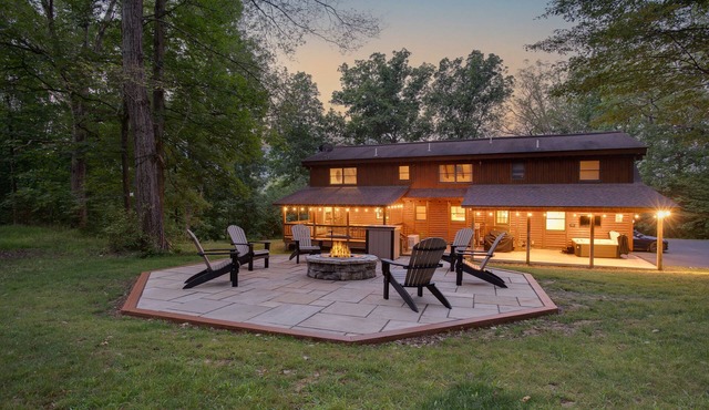 Fireside Cabin | HOT TUB, TV + Game Room!