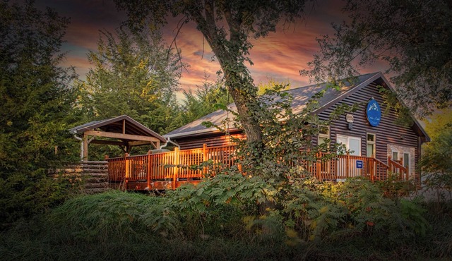 Fireside Cabin w/Hot Tub. 2 Bedrooms w/3 Queen Beds. Spacious