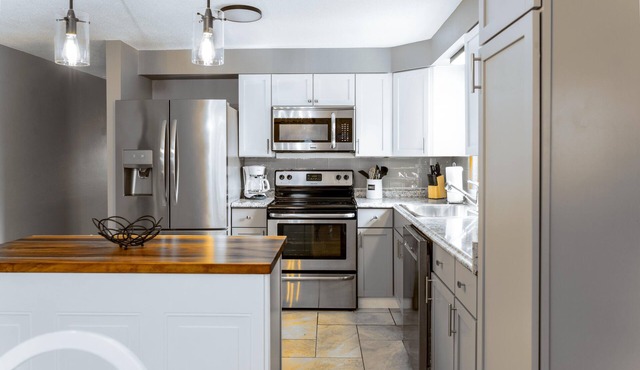 Fireside Charm on Strawberry Hill – A Tranquil Escape! Hot Tub, Pet Friendly