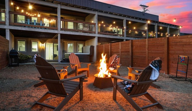 Fireside Grove | Downtown Stay w/Hot Tub