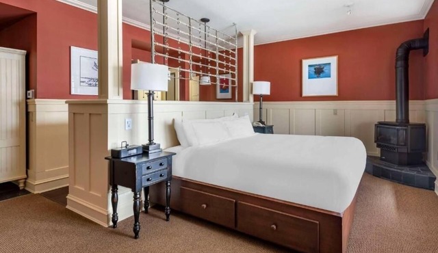 Fireside Mountain Escape w/Seasonal Pool, BBQ Area, Hot Tubs & Outdoor Fun