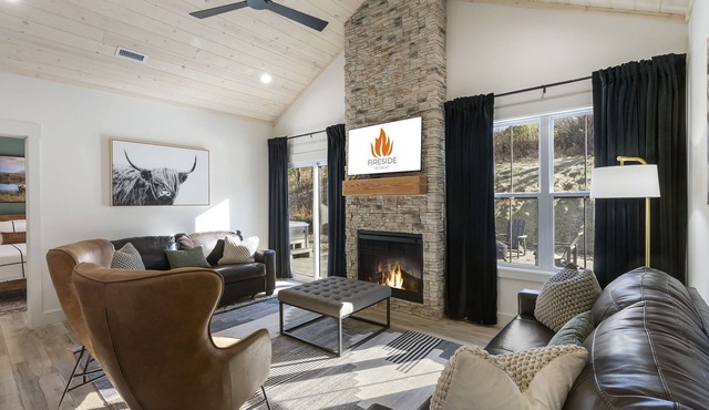 Fireside Retreat 🌲 Fire Pit 🔥 Hot Tub 💦 Lake Taneycomo Access