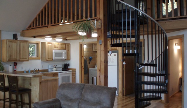 Fireweed Guesthouse! Relaxation with a view. Cannabis and pet friendly!