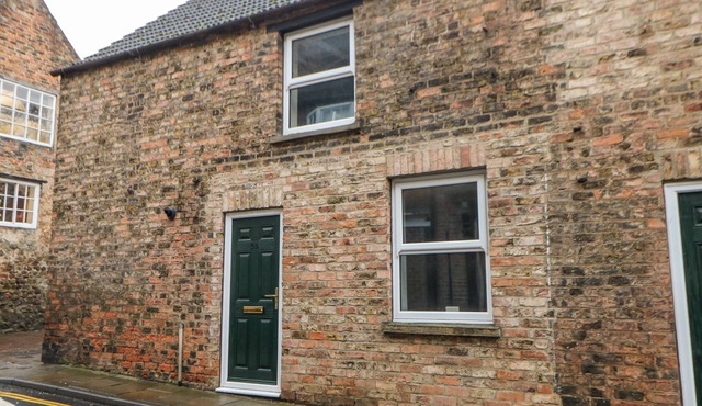 FIRKIN COTTAGE, pet friendly, character holiday cottage in Bedale