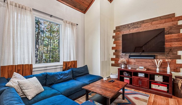 First Chair Chalet, pet friendly beautiful 4 bedroom with hot tub, minutes from slopes and access for Pico Fitness Center and Pool