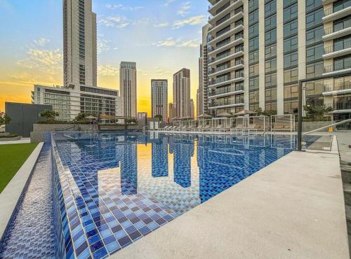 FIRST CLASS 1BR Creek Escape & Modern Elegance