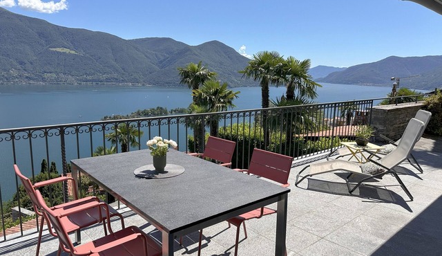 First class apartment with large terrace, panoramic view and swimming pool