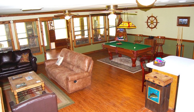 First Class Family Lodging Best Location on the Lake!