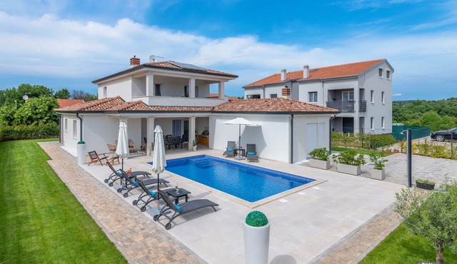 First-class villa with pool, 9 km from Poreč