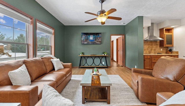 First Class "WILDWOOD" Sleeps 18/ADA/New Buck Hunter/Sunroom/Theater
