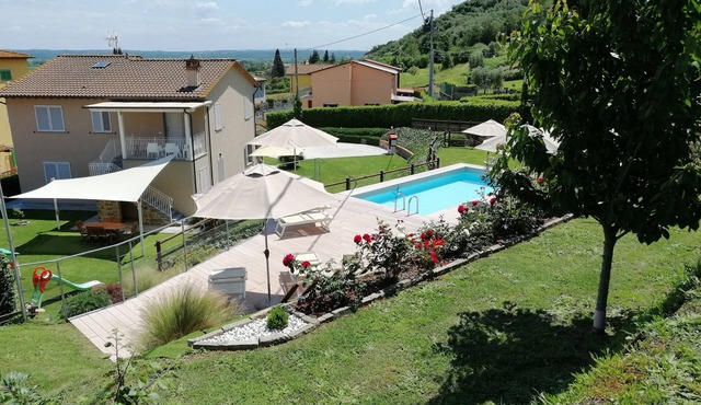 First floor apt with terrace, garden & pool in Lucca countryside in Capannori