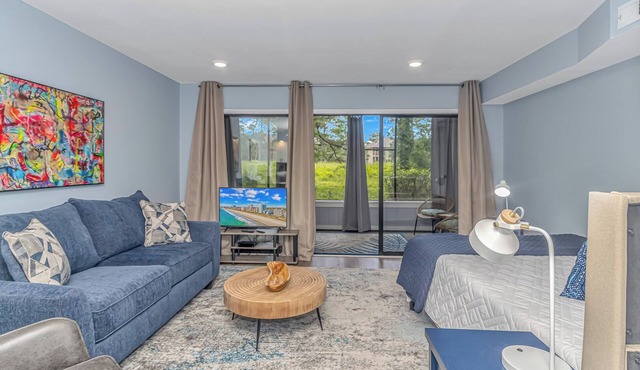 First Floor Condo-Outdoor Pool and Hot Tub! CB J-2