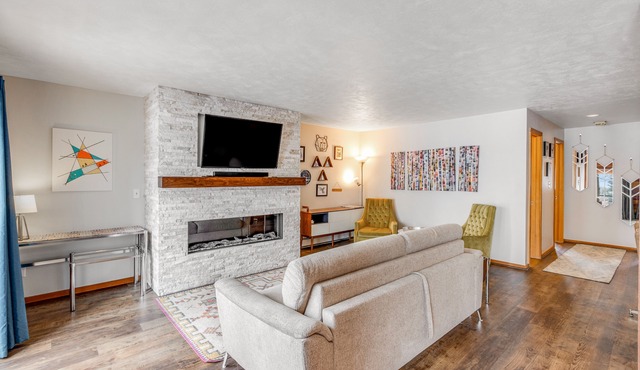 First-floor condo with porch & electric fireplace - close to ski resorts