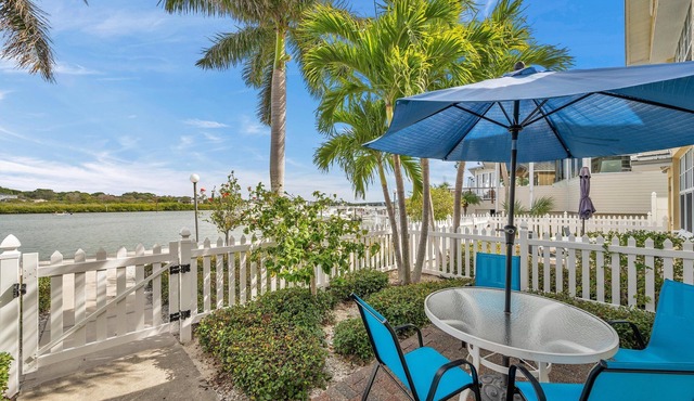 FIRST FLOOR! DIRECT"WATERFRONT" Newly Renovated!nWalk to Beach! King Bed