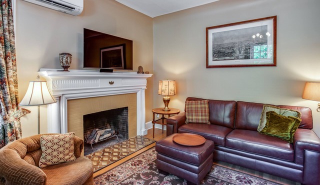 First Floor Lovely One Bedroom in 1910 Tudor Home