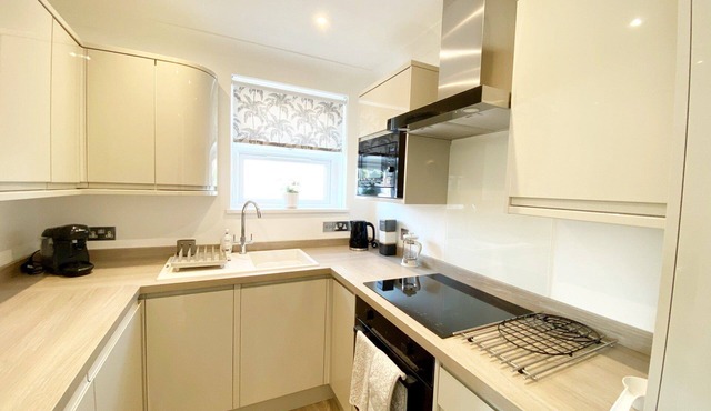 First Floor Luxury Apartment with 2 Bed, 2 Bathrooms with Sea Views, a Lift and Parking.