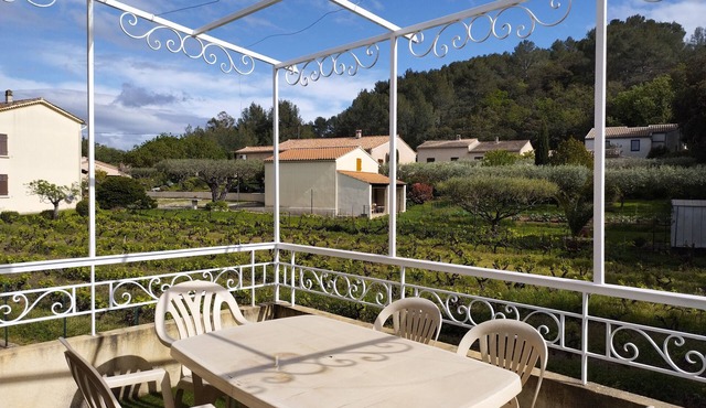 First floor of house for 4 with swimming pool 20 minutes from the sea