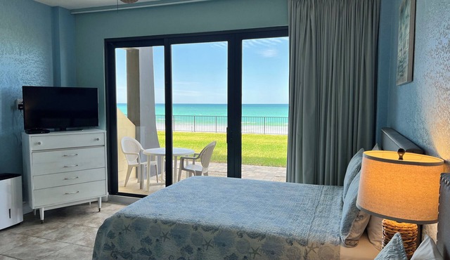 First Floor Private Paradise Ocean Front Studio FALL SALE! POOL OPEN!