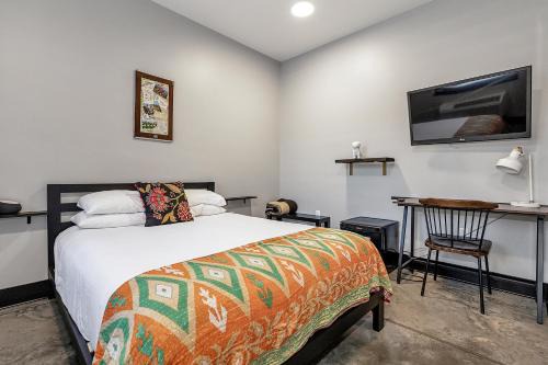 First floor queen room for two near Purina Farms