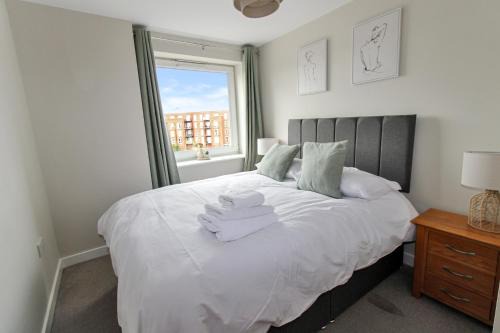 First floor stylish two bed apartment winterthur Way Short Stays