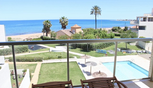 FIRST LINE BEACH APARTMENT WITH SEA VIEWS. WIFI.