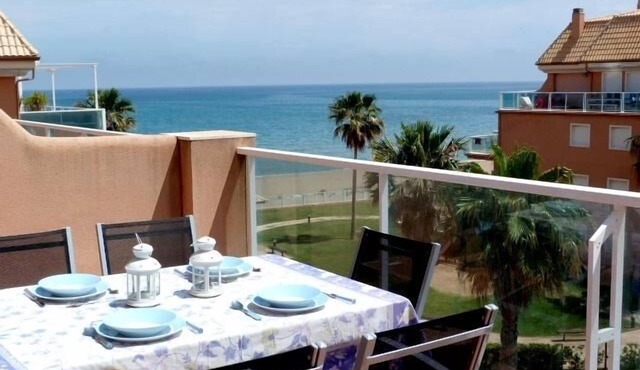 FIRST LINE BEACH PENTHOUSE WITH SEA VIEWS. WIFI.