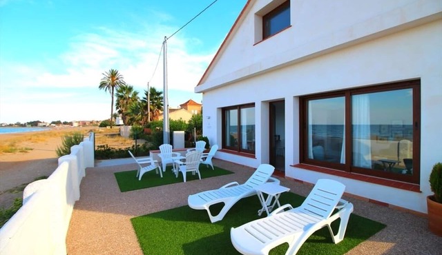 FIRST LINE BEACH VILLA WITH SEA VIEWS. WIFI.