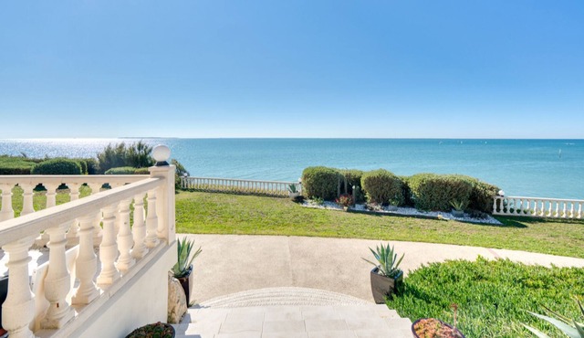 First line - Exceptional villa - 180 degree ocean view