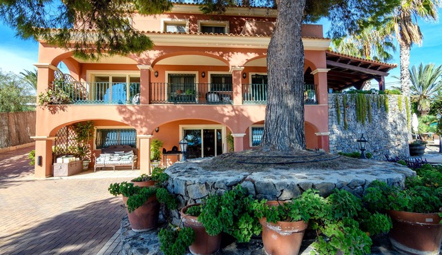 .First line luxrury villa. No car needed ,Tram stop 1 minute walking.