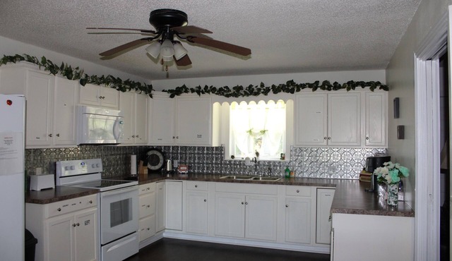 First Monday ~New to VRBO~ Brasher Family Farm: Roughly 6 miles to First Monday