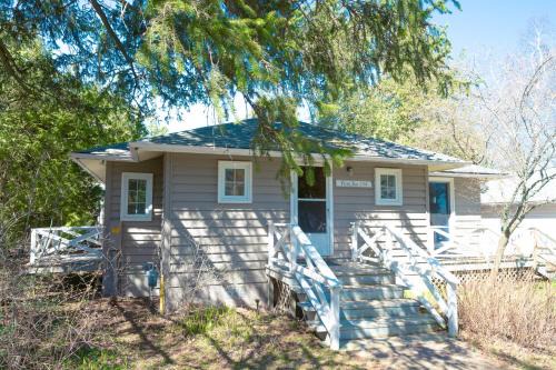 FirstTee Entire 7BR Lakefront Cottage w Beach