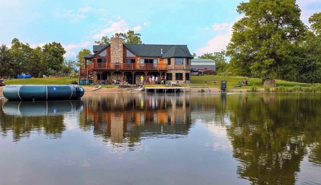 Fischer’s Secret Cabin on Private lake