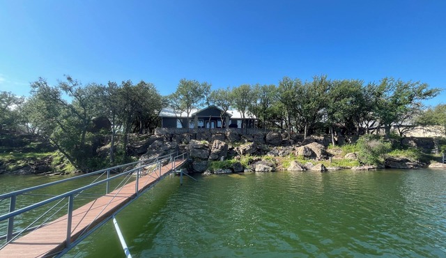 Fish and Float in deep Possum Hollow cove! Close to restaurants & Graham!