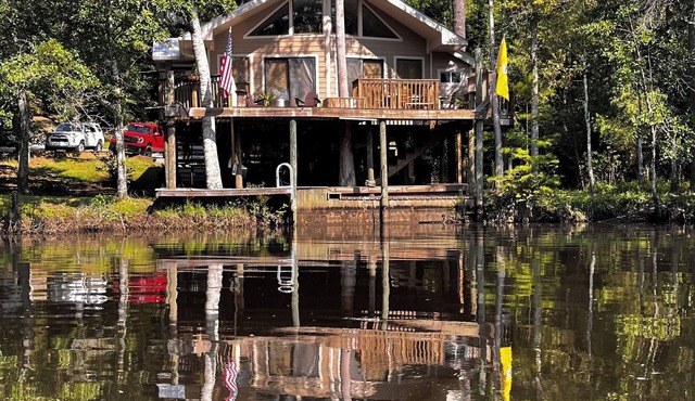 Fish Camp Retreat: relaxing 3-bedroom river house on Bay Minette Creek