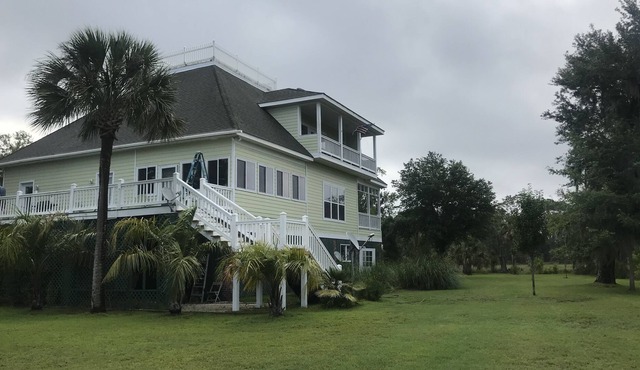 Fish crab off private dock/ hot tub golf cart outdoor kitchen kayaks and more!