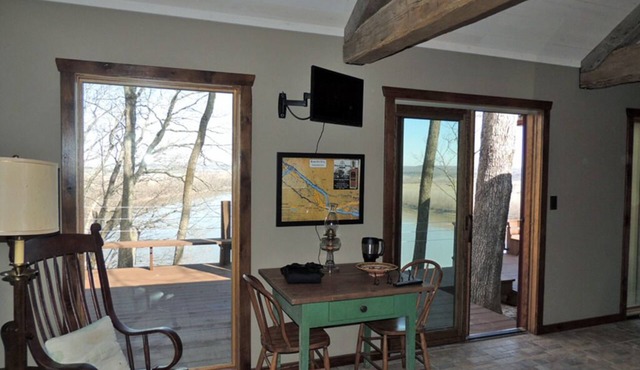 Fish Haus: charming cottage with breathtaking views of the Missouri River!