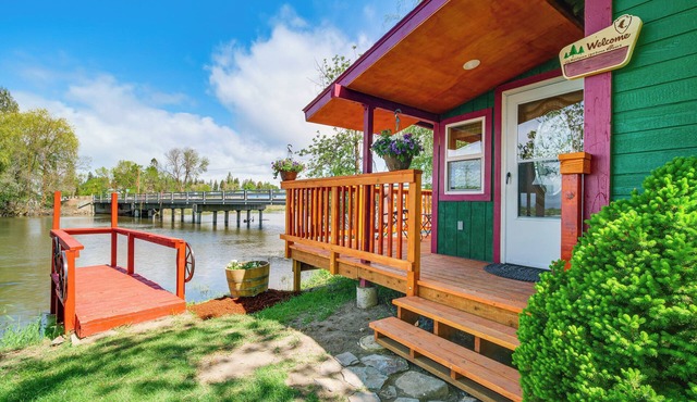 Fish & Hike: Peaceful Cabin on Williamson River