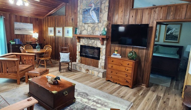"Fish On!"- Cozy Cabin w/boat parking and Starlink Internet. Pet Friendly!