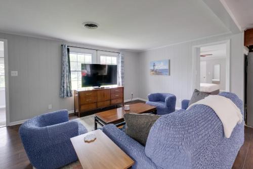 Fish, Relax & Enjoy Lake Views: Colonial Beach Gem