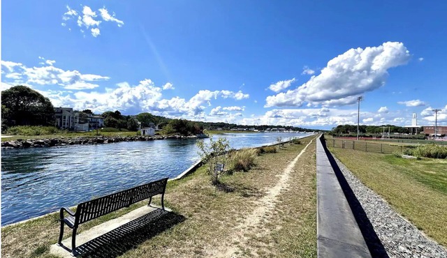 Fish & Ships on Canal: Steps to Ocean, Blvd, Park