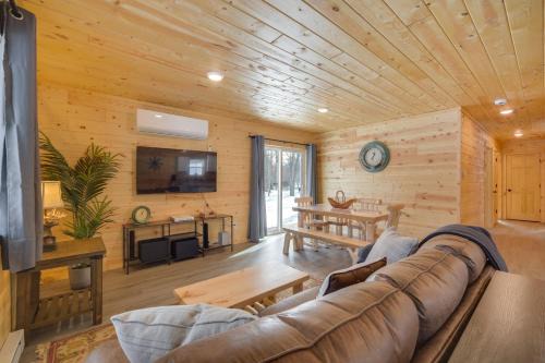 Fish, Swim, Play Voyagers Family Cabin with Yard