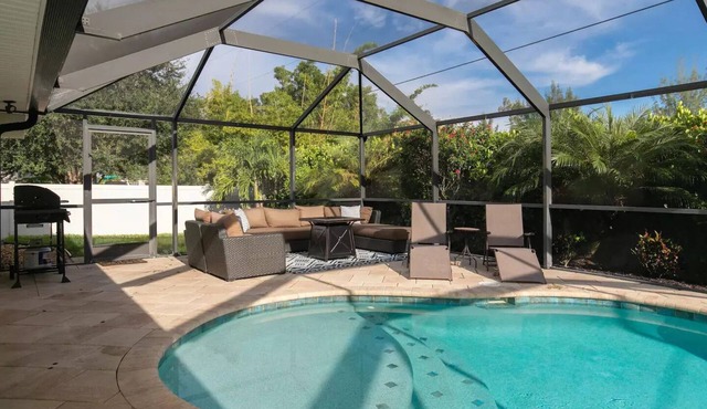 Fish Tale 4/3 Pool Home with Game Room Sleeps 10