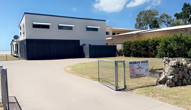 Fish Tales - Absolute Waterfront Toogoom-Sleeps 12-14-Air Con-Wi-Fi-Pets