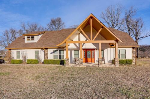 Fish the White River! Sleek Family Home in Flippin