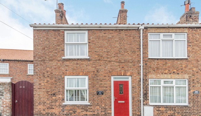 FISHER COTTAGE, pet friendly, character holiday cottage in Hornsea