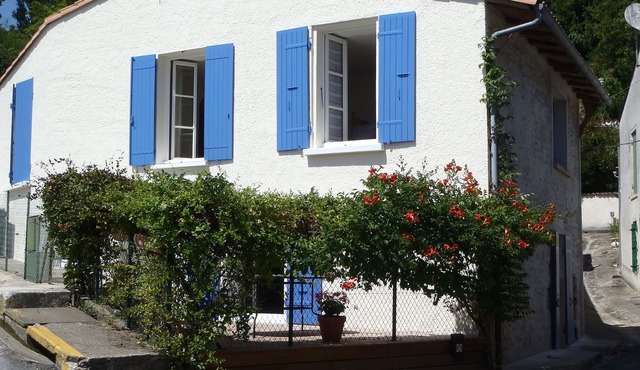Fisherman's Cottage with WiFi and views to the harbour.