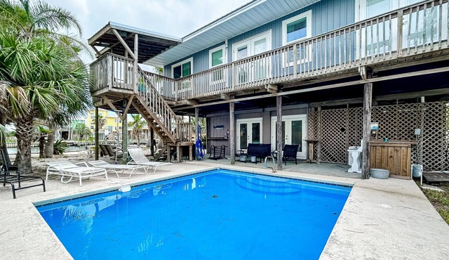 Fisherman friendly home w/ private pool, deck, patio, kitchen, kitchenette, W/D