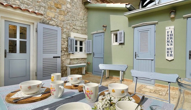 Fisherman House with courtyard and garden in Country Style