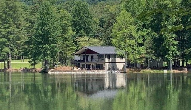 Fisherman paradise on private lake 5 minutes from Helen