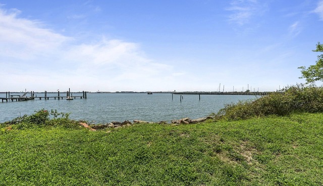 Fisherman's Cabin - Water front and Pet Friendly by RedAwning